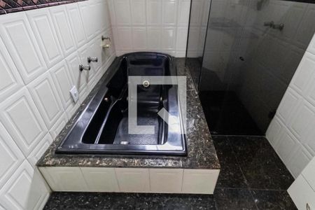 Casa à venda com 485m², 5 quartos e 6 vagasBanheiro da suíte 2