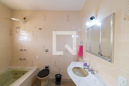 Casa à venda com 295m², 4 quartos e 16 vagas Casa à venda com 295m², 4 quartos e 16 vagasBanheiro da Suíte 01