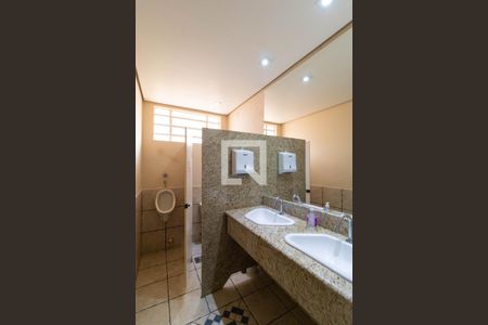 Casa à venda com 295m², 4 quartos e 16 vagas Casa à venda com 295m², 4 quartos e 16 vagasBanheiro 01