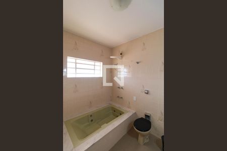 Casa à venda com 295m², 4 quartos e 16 vagas Casa à venda com 295m², 4 quartos e 16 vagasBanheiro da Suíte 01