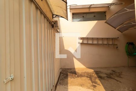 Casa à venda com 295m², 4 quartos e 16 vagas Casa à venda com 295m², 4 quartos e 16 vagasQuintal