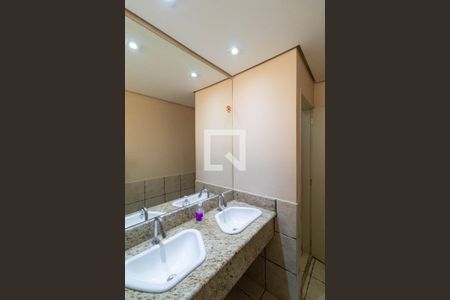 Casa à venda com 295m², 4 quartos e 16 vagas Casa à venda com 295m², 4 quartos e 16 vagasBanheiro 01