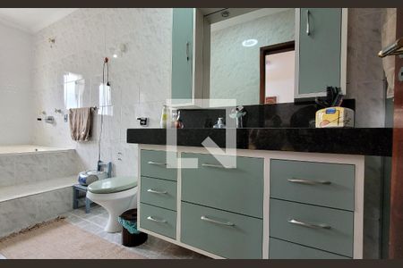 Casa à venda com 200m², 4 quartos e 4 vagasBanheiro da suíte