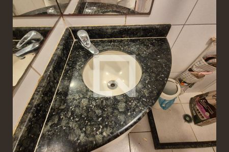 Casa de condomínio à venda com 126m², 4 quartos e 2 vagasBanheiro 1