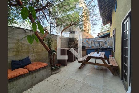 Casa de condomínio à venda com 126m², 4 quartos e 2 vagasVaranda gourmet