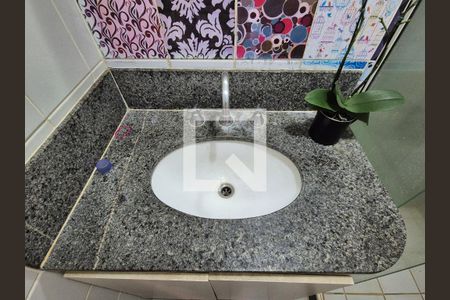 Casa de condomínio à venda com 126m², 4 quartos e 2 vagasBanheiro 2