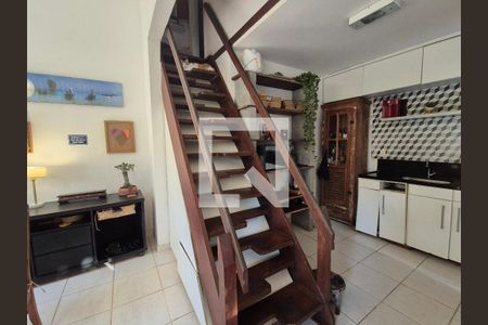 Casa de condomínio à venda com 126m², 4 quartos e 2 vagasEscada