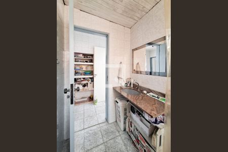 Casa à venda com 200m², 5 quartos e 4 vagas Casa à venda com 200m², 5 quartos e 4 vagasBanheiro