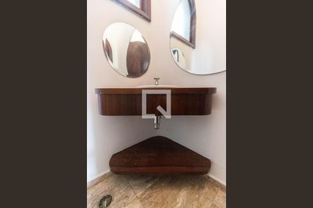 Casa à venda com 300m², 3 quartos e 2 vagasLavabo