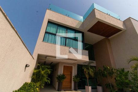 Casa à venda com 265m², 5 quartos e 2 vagas Casa à venda com 265m², 5 quartos e 2 vagasFachada