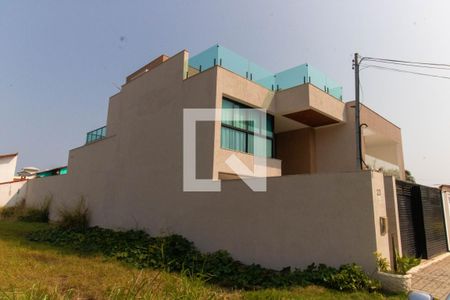 Casa à venda com 265m², 5 quartos e 2 vagas Casa à venda com 265m², 5 quartos e 2 vagasFachada