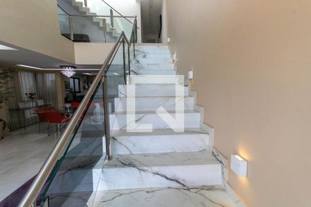 Casa à venda com 265m², 5 quartos e 2 vagas Casa à venda com 265m², 5 quartos e 2 vagasEscada