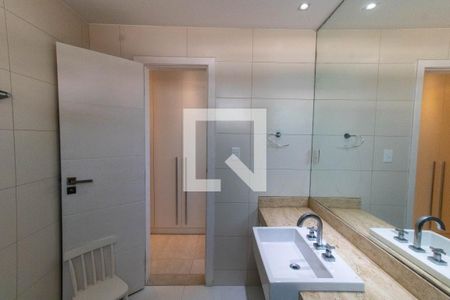 Casa à venda com 265m², 5 quartos e 2 vagas Casa à venda com 265m², 5 quartos e 2 vagasBanheiro da Suíte 4