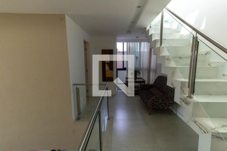 Casa à venda com 265m², 5 quartos e 2 vagas Casa à venda com 265m², 5 quartos e 2 vagasCorredor
