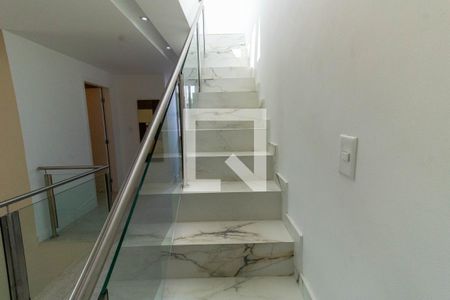 Casa à venda com 265m², 5 quartos e 2 vagas Casa à venda com 265m², 5 quartos e 2 vagasEscada