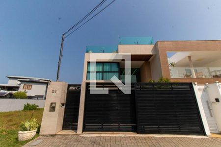 Casa à venda com 265m², 5 quartos e 2 vagas Casa à venda com 265m², 5 quartos e 2 vagasFachada