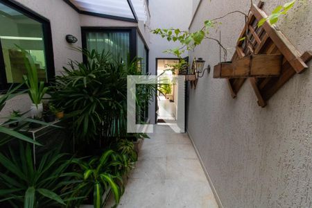 Casa à venda com 265m², 5 quartos e 2 vagas Casa à venda com 265m², 5 quartos e 2 vagasCorredor Externo