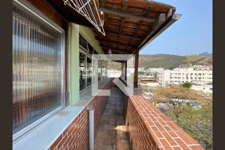 Apartamento à venda com 210m², 4 quartos e 1 vaga Apartamento à venda com 210m², 4 quartos e 1 vagaVaranda da cozinha