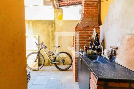 Casa à venda com 102m², 3 quartos e 2 vagas Casa à venda com 102m², 3 quartos e 2 vagasQuintal / Churrasqueira