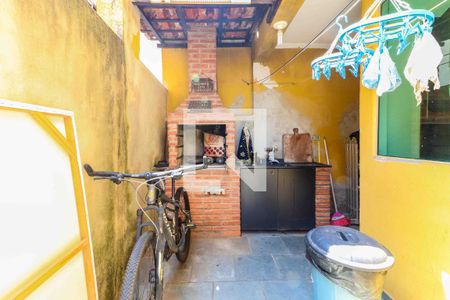 Casa à venda com 102m², 3 quartos e 2 vagas Casa à venda com 102m², 3 quartos e 2 vagasQuintal / Churrasqueira