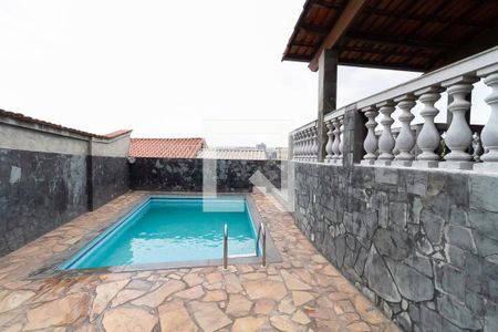 Casa à venda com 238m², 6 quartos e 5 vagas Casa à venda com 238m², 6 quartos e 5 vagasPiscina