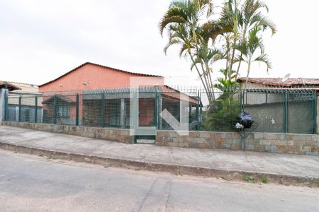 Casa à venda com 238m², 6 quartos e 5 vagas Casa à venda com 238m², 6 quartos e 5 vagasFachada
