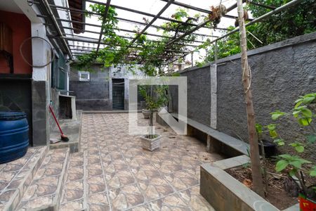 Casa à venda com 238m², 6 quartos e 5 vagas Casa à venda com 238m², 6 quartos e 5 vagasQuintal