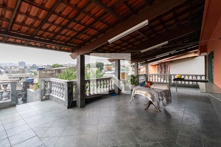 Casa à venda com 238m², 6 quartos e 5 vagas Casa à venda com 238m², 6 quartos e 5 vagasÁrea externa