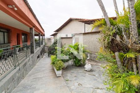 Casa à venda com 238m², 6 quartos e 5 vagas Casa à venda com 238m², 6 quartos e 5 vagasQuintal