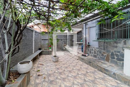 Casa à venda com 238m², 6 quartos e 5 vagas Casa à venda com 238m², 6 quartos e 5 vagasQuintal