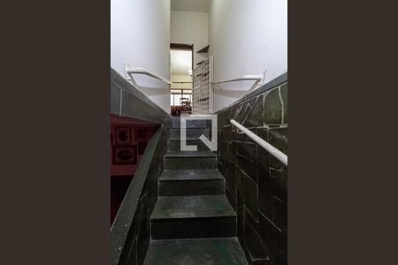 Casa à venda com 238m², 6 quartos e 5 vagas Casa à venda com 238m², 6 quartos e 5 vagasEscada