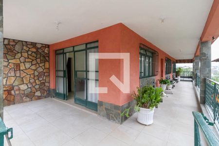 Casa à venda com 238m², 6 quartos e 5 vagas Casa à venda com 238m², 6 quartos e 5 vagasÁrea externa