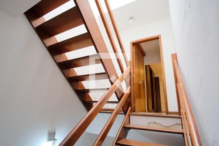 Casa para alugar com 238m², 4 quartos e 4 vagasEscada
