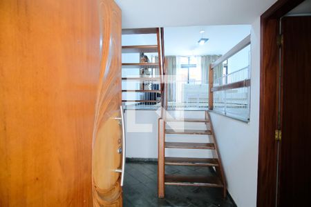 Casa para alugar com 238m², 4 quartos e 4 vagasEscada