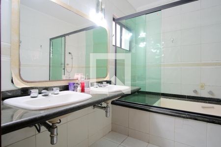 Casa para alugar com 238m², 4 quartos e 4 vagasBanheiro da Suíte 1
