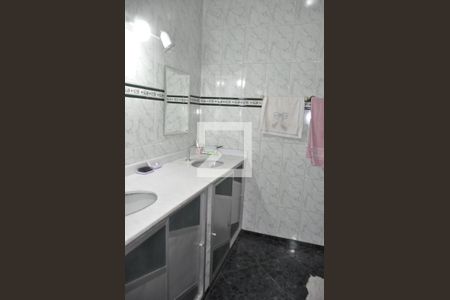 Casa de condomínio à venda com 180m², 4 quartos e 1 vagaBanheiro