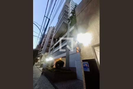 Apartamento à venda com 210m², 3 quartos e 3 vagasFachada com cartaz QA