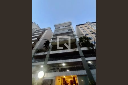 Apartamento à venda com 210m², 3 quartos e 3 vagasFachada com cartaz QA