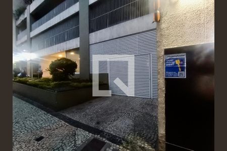 Apartamento à venda com 210m², 3 quartos e 3 vagasFachada com cartaz QA