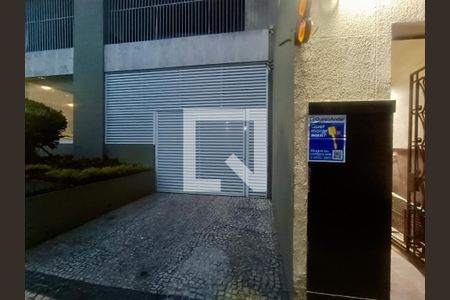 Apartamento à venda com 210m², 3 quartos e 3 vagasFachada com cartaz QA