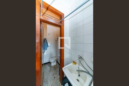 Casa à venda com 496m², 5 quartos e 6 vagasBanheiro de serviço