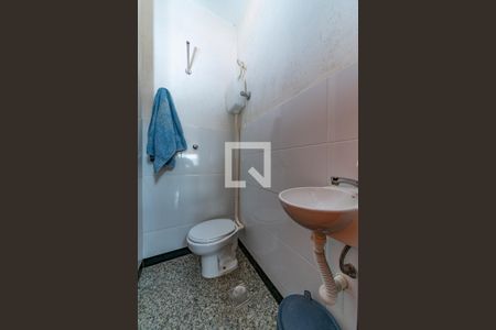 Casa à venda com 496m², 5 quartos e 6 vagasBanheiro de serviço