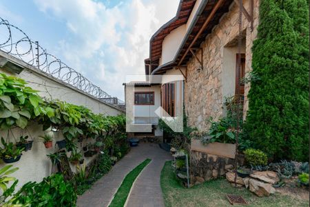 Casa à venda com 496m², 5 quartos e 6 vagasEntrada