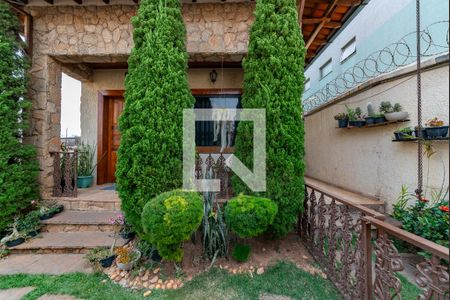 Casa à venda com 496m², 5 quartos e 6 vagasEntrada