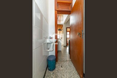 Casa à venda com 496m², 5 quartos e 6 vagasBanheiro de serviço