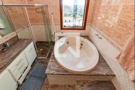 Casa à venda com 496m², 5 quartos e 6 vagasBanheiro da Suíte 1