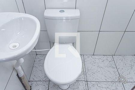 Banheiro de casa para alugar com 1 quarto, 28m² em Vila Diva, São Paulo