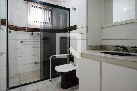 Casa para alugar com 400m², 6 quartos e 4 vagasBanheiro suíte primeiro andar