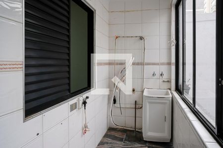 Casa para alugar com 400m², 6 quartos e 4 vagasÁrea de serviço primeiro andar