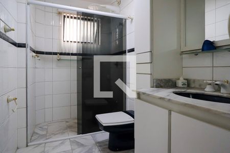 Casa para alugar com 400m², 6 quartos e 4 vagasBanheiro suíte segundo andar